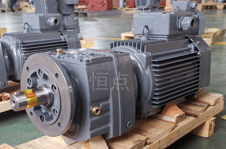 RF47系列減速機配直聯電機，立式安裝 輸出法蘭+軸 實物圖